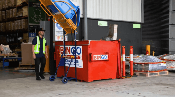 120 240L Bin Lifter Operated By Waste Retail Specialist